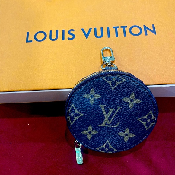 Louie Vuitton on coin purse - Picture 1 of 3